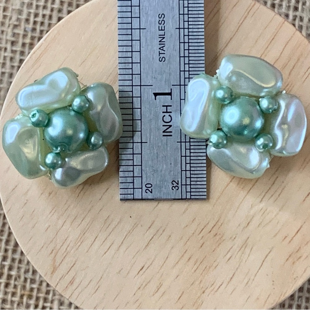 VTG Faux Pearl Cluster Flower Beaded Clip On Earrings Mint Green Hong Kong 1" - Picture 11 of 12